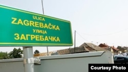 Jedan od dvojezičnih natpisa sa nazivom ulice, Vukovar, foto: RTS 