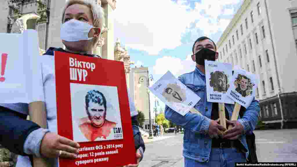 Працюючого в Росії чернігівця Віктора Шура затримали в грудні 2014-го нібито за образу міліціонера. У жовтні 2015-го Брянський обласний суд Віктора Шура визнав винним у шпигунстві на користь України і засудив його до 12 років ув’язнення. Українська сторона вважає цю справу політично вмотивованою. Кримчанин Узеїр Абдуллаєв був фігурантом «справи Хізб ут-Тахрір» (перша сімферопольська група). У Росії його засудили до 12,5 років ув'язнення. Сейран Салієв і Сервер Мустафаєв є фігурантами другої Бахчисарайської «справи Хізб ут-Тахрір». У Росії організацію вважають «терористичною», а всіх підозрюваних у причетності до організації звинувачують в «тероризмі». Захисники заарештованих і засуджених у «справі Хізб ут-Тахрір» кримчан вважають переслідування їх мотивованим за релігійною ознакою 