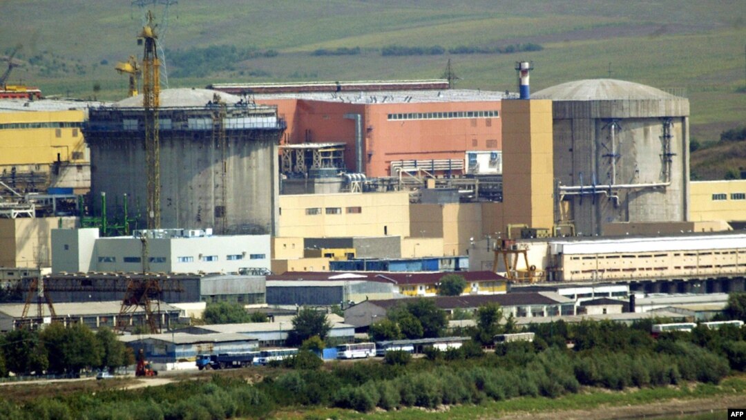 Centrala nucleară de la Cernavodă, fotografiată în 2003. Cu un an înainte, premierul de atunci, Adrian Năstase, înființase o comisie ministerială pentru reluarea lucrărilor la Unitatea 3 și 4.
