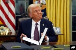 Дональд Трамп в Овальному кабінеті Білого дому. 20 січня 2025 року