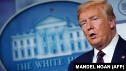 Виступаючи в Білому домі 14 квітня, Трамп заявив, що оголосить про початок зняття обмежень після консультації з губернаторами всіх штатів, з якими він раніше сперечався щодо повноважень про скасування карантину