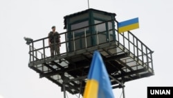 За даними прикордонників, скупчення відбувається через повільне оформленням вантажних транспортних засобів в російських пунктах пропуску «Нєхотєєвка» та «Троєбортноє»