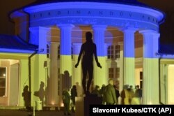 Підсвічена кольорами українського прапора на знак підтримки України колонада джерела мінеральної води «Фердинанд» у чеському курортному містечку Маріанські Лазні, 22 лютого 2022 року