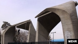  سر در دانشگاه تهران