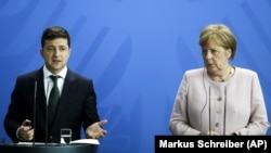 Президент України Володимир Зеленський (л) на переговорах із канцлером Німеччини Анґелою Меркель, Берлін, червень 2019 року