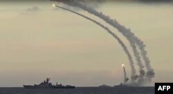Здымак зь відэазапісу, зьмешчанага на афіцыйным сайце Мінабароны Расеі 20 лістапада 2015 году, на якім. імаверна, паказаны расейскі вайсковы карабель, які запускае крылатыя ракеты ў Касьпійскім моры