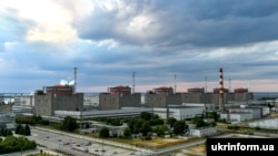 За даними «Енергоатома», після російських обстрілів Запорізька атомна станція відключила від мережі один із трьох енергоблоків