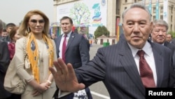 Президент Казахстана Нурсултан Назарбаев с дочерью Алией на площади в центре Алматы во время празднования Дня единства народов. 1 мая 2012 года.