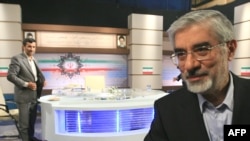 میرحسین موسوی و محمود احمدی‌نژاد در پایان مناظره تلویزیونی زنده پیش از انتخابات ریاست جمهوری