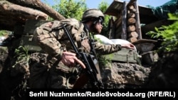 Боєць ЗСУ неподалік міста Золоте-4, в зоні розведення сил та засобів