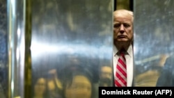 Дональд Трамп жубайы Мелания менен саналуу мүнөттөрдөн кийин Ыйык Иоанндын чиркөөсүнө барышат.