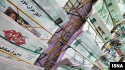 بيش از دويست تن از روزنامه نگاران ايران در بيانيه ای، برخی مديران مطبوعات را به سخت تر کردن شرايط کاری روزنامه نگاران متهم کرده اند.