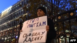 Оьрсийчоь -- "Ницкъ бар сацаде, дIахеца Дадин" плакат а карахь, дуьхьалонан акци дIахьош ву хIара стаг ФСИН гIишлонна хьалха. Москох, Лахьан-бутт 1, 2016
