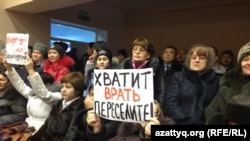 Жители села Березовка на встрече с заместителем министра энергетики Узакбаем Карабалиным. Западно-Казахстанская область, 20 января 2015 года.