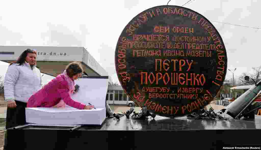 Окупована частина Донеччини. У місті Горлівці російські гібридні сили встановили пам&#39;ятник у вигляді &laquo;ордену&raquo; президентові України Петру Порошенку &laquo;За особливі заслуги в ділянці зради! За зраду батьківщині!&raquo;, як &laquo;продовжувачу справ зрадника гетьмана Івана Мазепи&raquo;. Горлівка, 26 березня 2019 року