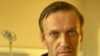 Российский оппозиционер Алексей Навальный в немецкой клинике через месяц после отравления в России.
