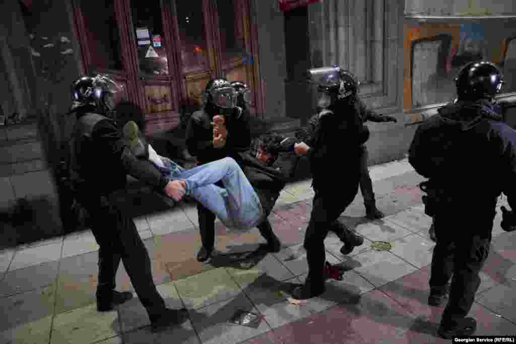 30 noyabr. Tbilisinin mərkəzi Rustaveli prospektində polis etirazçını saxlayır. Polis qüvvələrinin zorakılığı Aİ-nin Gürcüstan diplomatları və hökumət rəsmilərinə viza məhdudiyyətləri tətbiq etməsi ilə nəticələnib.