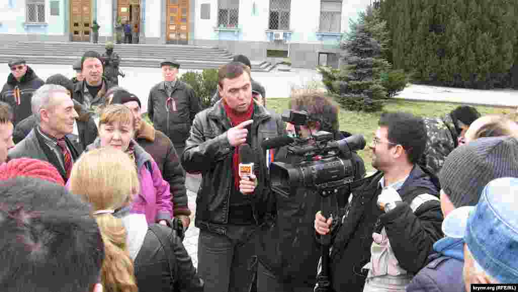При этом основной своей задачей эти «активисты» считают, как это ни странно, убедить каждого журналиста, что именно они и есть настоящие крымчане и их мнение – глас народа. Поэтому каждый журналист, появившийся на площади, чтобы узнать мнение «митингующих», мгновенно оказывается в компании двух-трех «кураторов», которые бдительно следят за действиями журналиста, буквально прилипнув к нему.