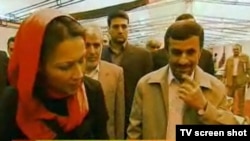 آن کاری، خبرنگار ان‌بی‌سی در کنار محمود احمدی‌نژاد