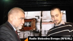 Sin Gorana Čengića prima nagradu koju mu je predao bivši predsjednik Hrvatske Stjepan Mesić.