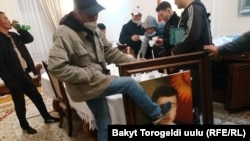 Фоторепортаж: як виглядає захоплена будівля парламенту в Киргизстані
