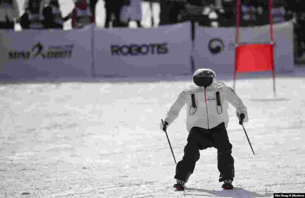 Робот бере участь у змаганнях Ski Robot Challenge на лижному курорті Хенсенг у Південній Кореї. Змагання проводились паралельно з Олімпіадою в Пхьончхані