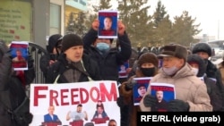 Саяси тұтқындарды босатуды талап етіп тұрған бесенділер. Нұр-Сұлтан, ақпан айы 2021 жыл.