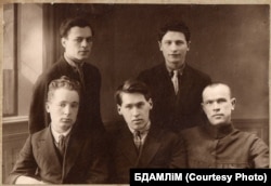 Рэдкалегія часопісу “Ўзвышша”. Сядзяць: Кузьма Чорны, Уладзімер Дубоўка, Кандрат Крапіва. Стаяць: Адам Бабарэка, Язэп Пушча. 1927 г.