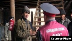 "Азаттыктын" кабарчысы да метронун оозунда полиция мигранттарды токтотуп, “сен тажиксиңби?” деп сурап жатканына күбө болгон. 