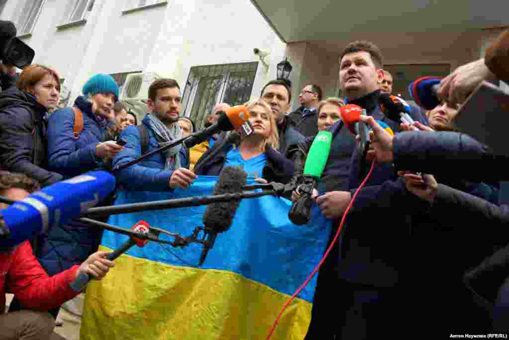 Пресс-секретарь президента Украины Святослав Цеголко на процессе Надежды Савченко попытался развернуть украинский флаг. Попытка была пресечена спецназом ФСИН