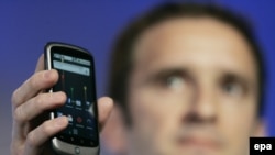 Високий посадовець Google Маріо Кейрос демонструє телефон Nexus One 