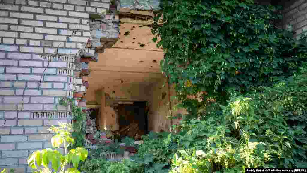 У селищі проживають приблизно 40 цивільних осіб. Допомоги від держави, кажуть, немає ніякої.&nbsp;Ще з 2014 року селище внесене в перелік населених пунктів, на території яких органи державної влади тимчасово не здійснюють свої повноваження. Тож люди виживають, як можуть