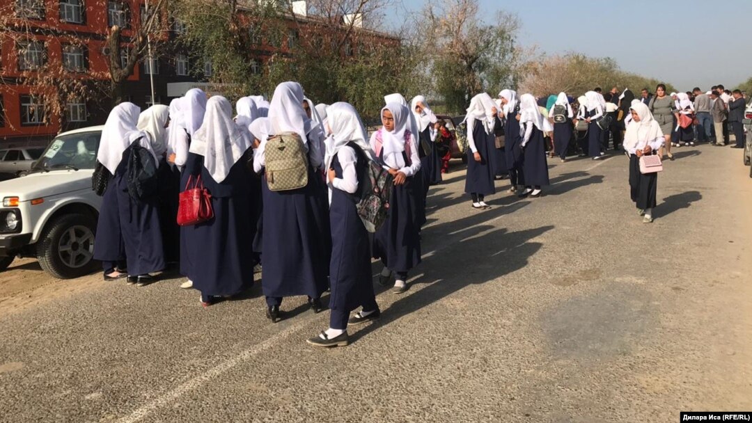 Schoolgirls protest against having to take off their hijab to enter school in the Turkestan region in September 2018.