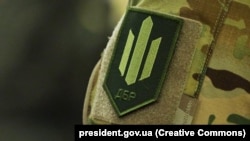 Під час затримання, за даними ДБР, у підозрюваного серед іншого виявили Конституцію РФ
