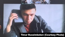 Темірлан Еңсебек бірінші инстанциядағы сот отырысында. 9 сәуір, 2025 жыл.