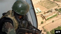 سرباز یمنی در حال گشت‌زنی