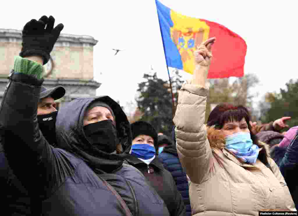 Росія і проросійські сили в Молдові висловлюють невдоволення низкою позицій Маї Санду, серед яких і її вимога до Росії вивести всі свої війська зі сепаратистського регіону Придністров’я. На фото: Прихильники обраної президентки Молдови Маї Санду під час мітингу біля будинку Уряду в Кишиневі, Молдова, 6 грудня 2020 року