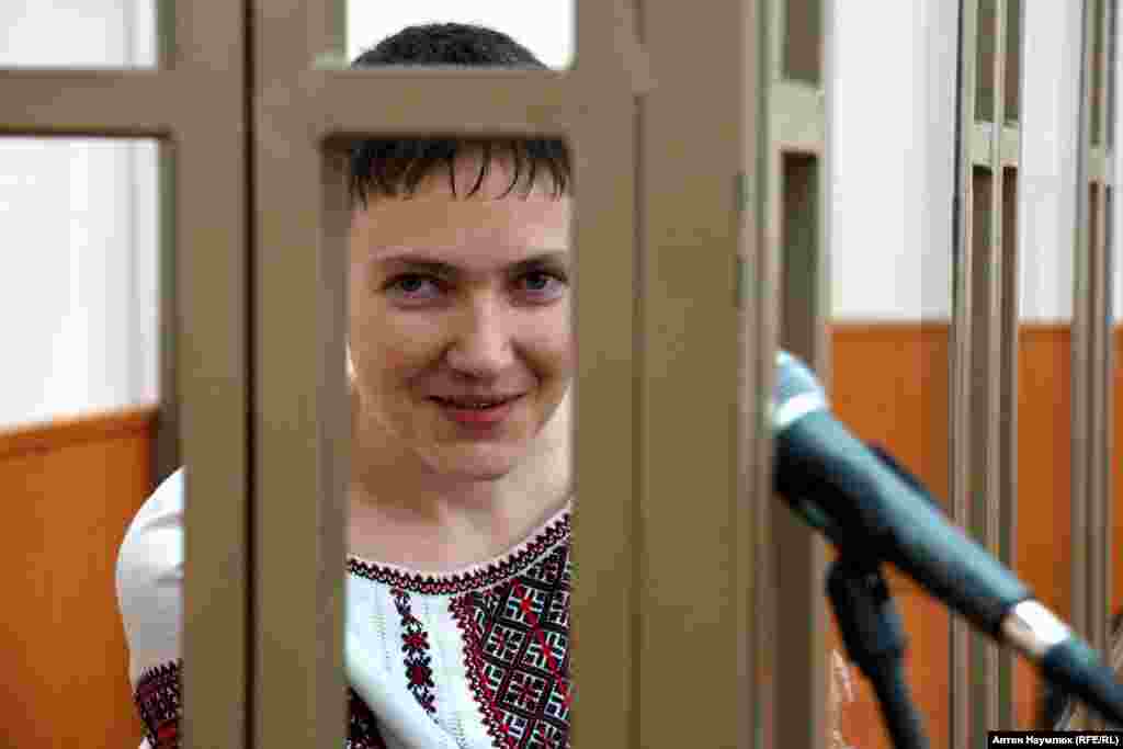 Надежду Савченко судили в Донецком районном суде Ростовской области. Украинскую военнослужащую взяли в плен подконтрольные России военные так называемой Луганской народной республики, а потом насильно вывезли в Россию сотрудники ФСБ. Савченко обвинили в гибели российских работников СМИ Игоря Корнелюка и Антона Волошина, а также незаконном пересечении границы. Приговор – 22 года заключения. В мае 2016 года она была помилована и вернулась в Украину, в обмен на возвращение осужденных в Киеве Александра Александрова и Евгения Ерофеева