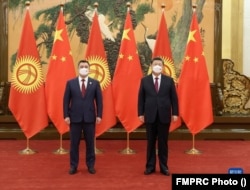 Глава Китая Си Цзиньпин (справа) на встрече с президентом Кыргызстана Садыром Жапаровым в Пекине. Февраль 2022 года