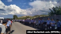 Сотрудники милиции в Селе Орок. 5 июня 2019 года.