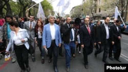 «Ելք» դաշինքի առաջնորդները Երևանում երթի ժամանակ, արխիվ