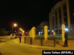 Офис областной прокуратуры оцеплен после ночного вооруженного инцидента в центре города Атырау. 15 сентября 2012 года.