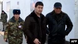 Кадыр Досонов по кличке "Дженго" (посередине).