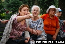 Літні жінки в центрі Алмати, де очікувався несанкціонований мітинг. 10 червня 2019 року