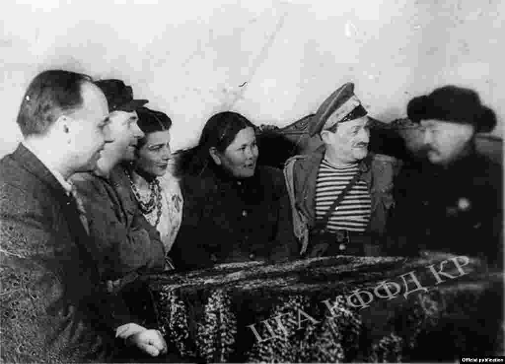 Кыргызская делегация в Ленинградском театре музыкальной комедии. Артисты беседуют с делегатами во время антракта. Акын импровизатор, народный артист Киргизской ССР Алымкул Усенбаев, глава Верховного суда Киргизской ССР Фатима Кадырбаева. Город Ленинград. Ноябрь, 1943 год.&nbsp;