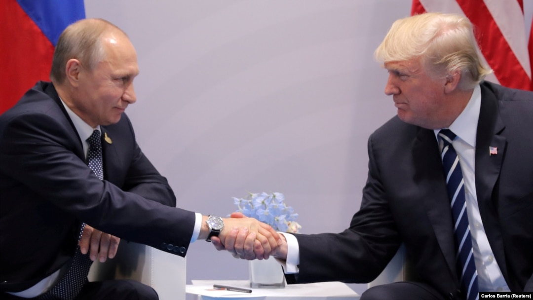 Президент США Дональд Трамп тисне руку російському президенту Володмиру Путіну під час їхньої першої зустрічі в липні 2017 року під час саміту «Групи двадцяти» у Гамбурзі