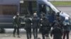 Былыя палітвязьні, актывісты, сваякі ўцекачоў. Да каго прыходзяць з арыштамі сілавікі перад выбарамі