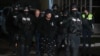 Horațiu Potra este escortat de polițiști în afara sediului IPJ Prahova, în Ploiești, 8 decembrie 2024