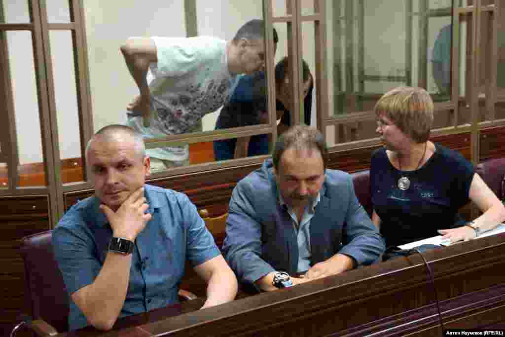 Защищали украинцев адвокаты Дмитрий Динзе, Светлана Сидоркина и Владимир Самохин