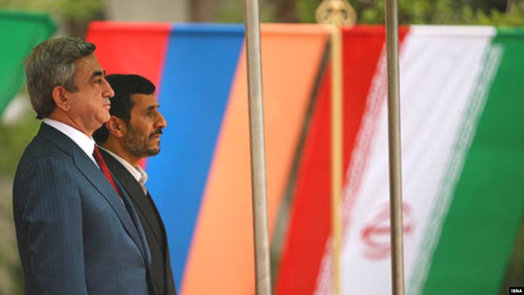 Prezident Mahmud Əhmadinejad ermənistanlı həmkarı Serj Sarkisyanla. Tehran, 13 aprel 2009